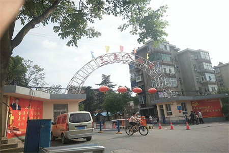 城东人和蓝湾精装3室2厅2卫证满两年包含车位+储藏室低楼层
